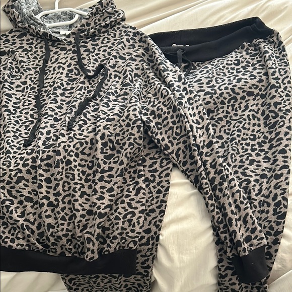 Leopard Print hoodie and pants matching set - Picture 1 of 6